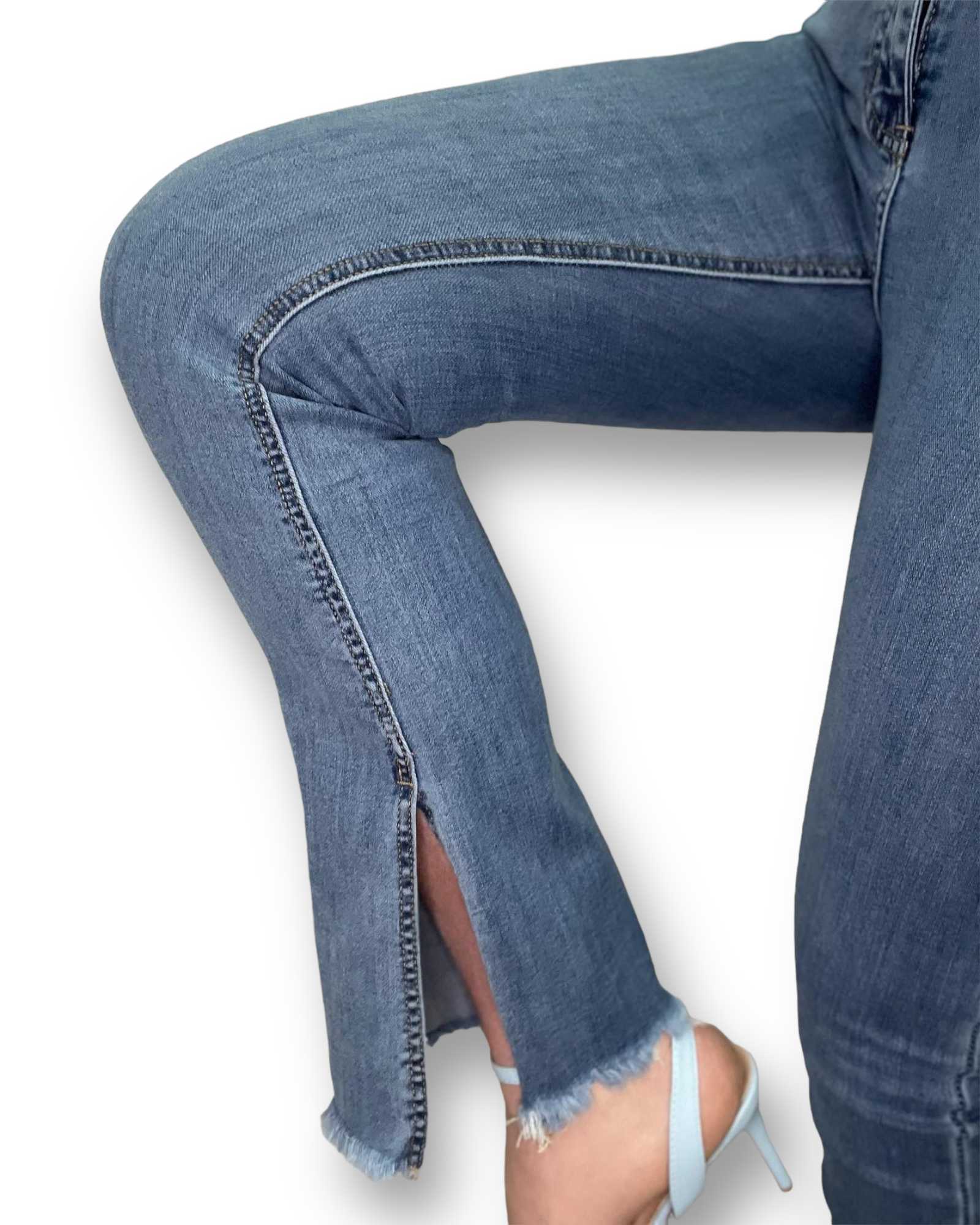 Jeans Akè trombetta con spacco e orlo sfrangiato akè