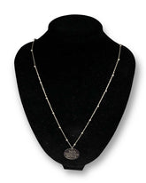 Collana lunga con pendente akè