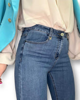 Jeans Akè trombetta con spacco e orlo sfrangiato akè