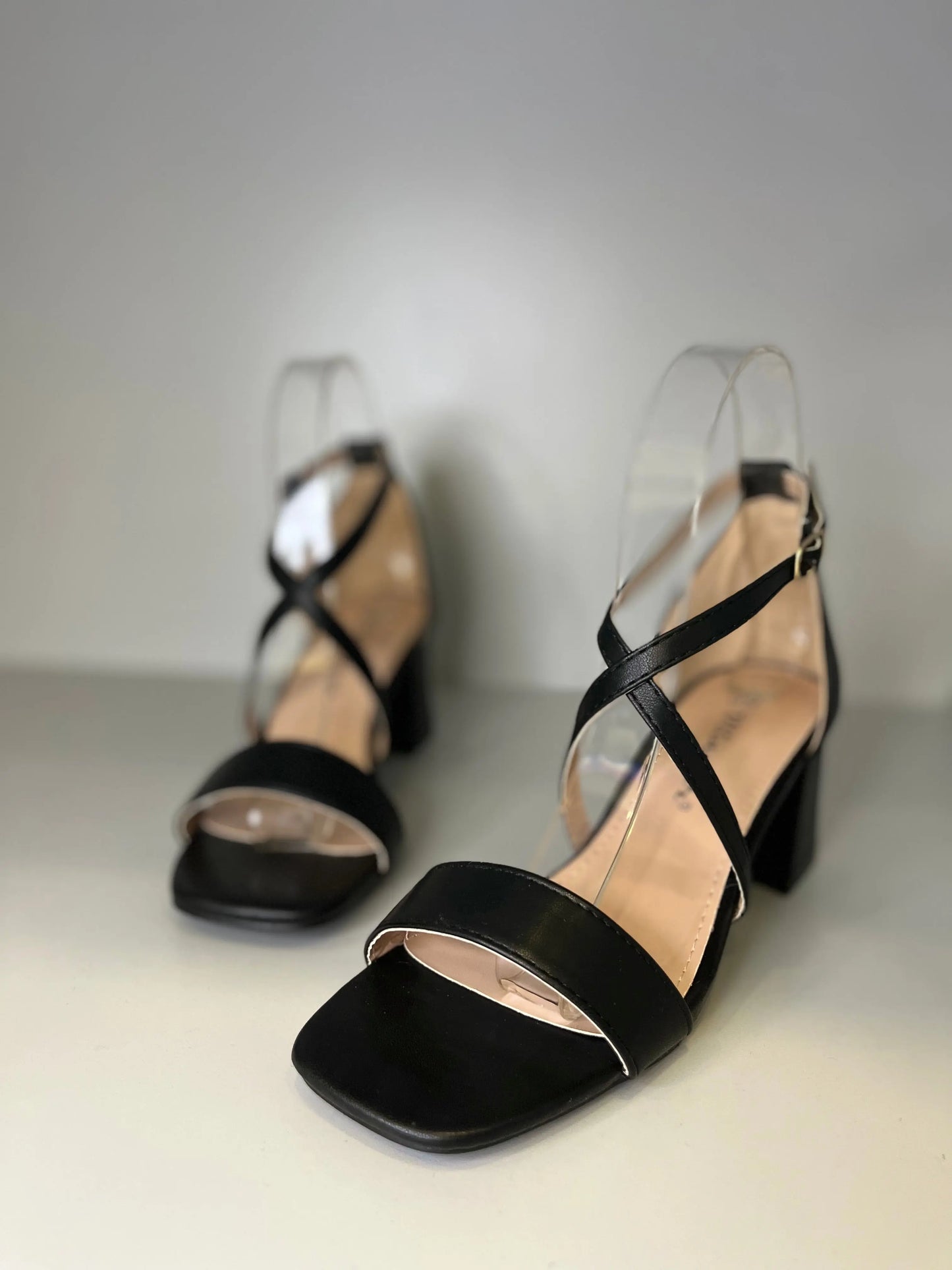 Sandalo Kate in ecopelle nero mondello store